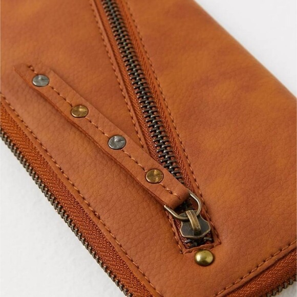 BNIP FREE PEOPLE DISTRESSED VEGAN WALLET. FP COLLECTION PREMIUM - Picture 8 of 9